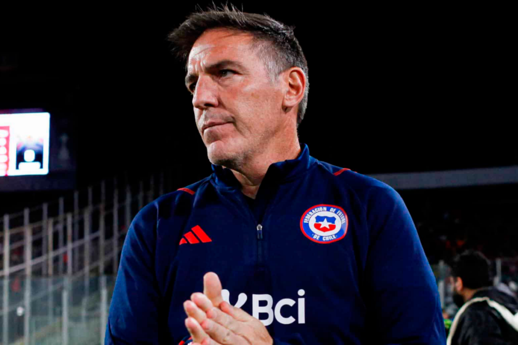 Eduardo Berizzo con cara de concentración en su último partido como entrenador de la Selección Chilena.