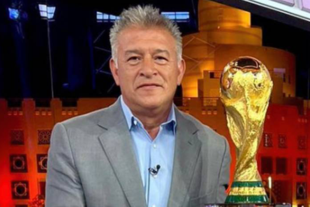 Claudio Borghi sonriendo y posando con la Copa del Mundo.