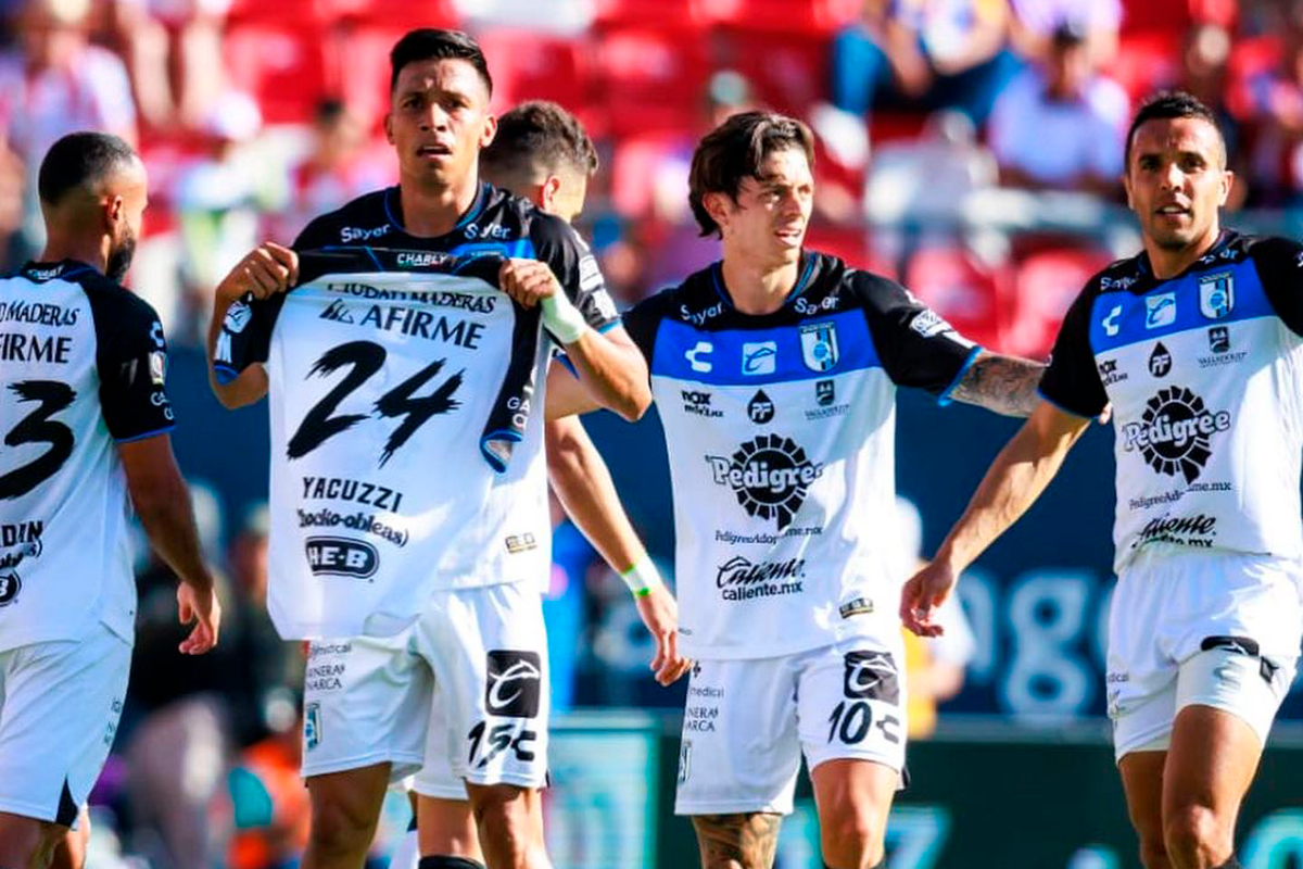 Futbolistas de Querétaro celebran un gol durante el segundo semestre del 2023.