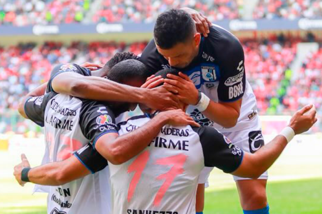 Futbolistas de Querétaro FC celebrando un gol durante la temporada 2023.