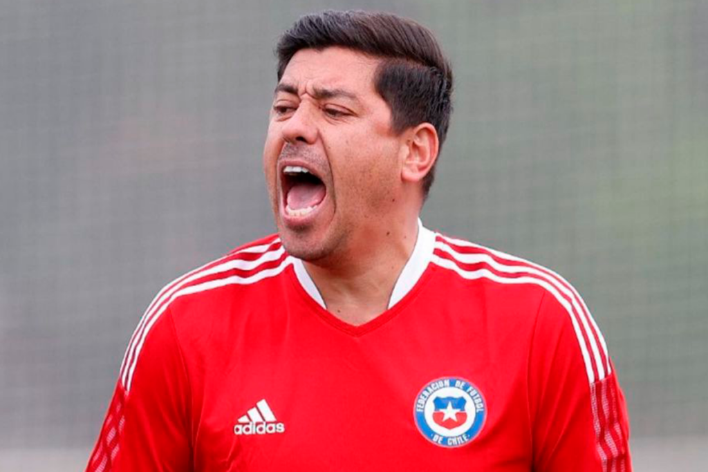 Nicolás Córdova gritando eufórico al mando de la Selección Chilena Sub 23.