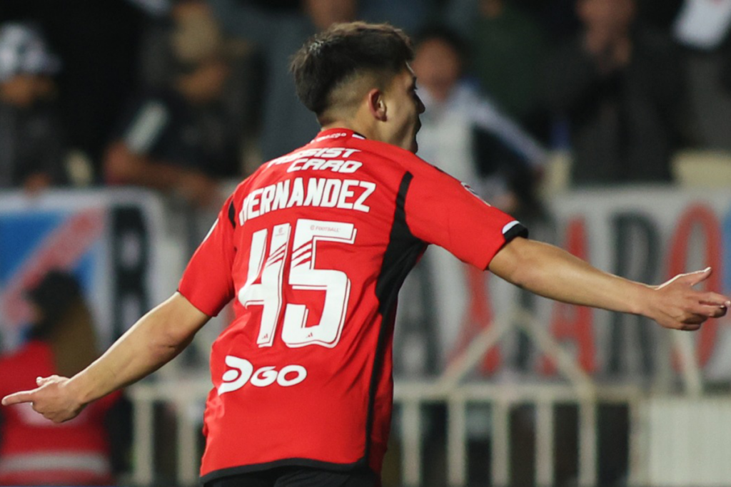 Leandro Hernández de espaladas festeja su primer gol con la camiseta de Colo-Colo en el empate 2-2 ante River Plate durante la temporada 2023.