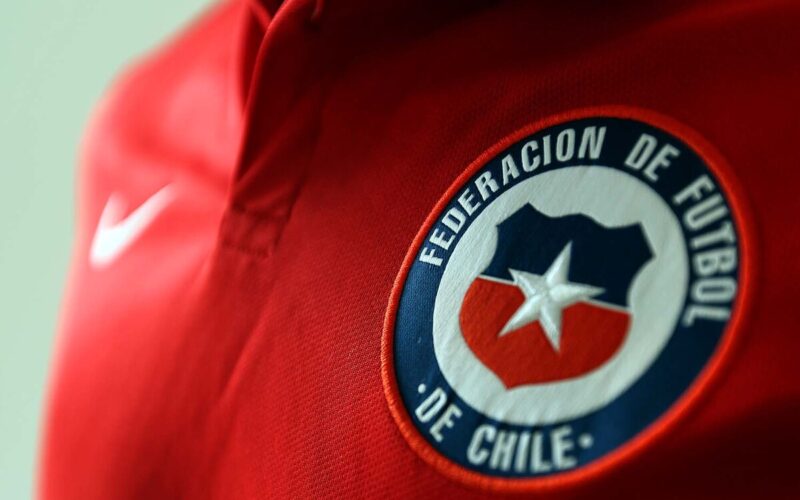 Buzo de la Selección Chilena durante la concesión de la marca Puma.