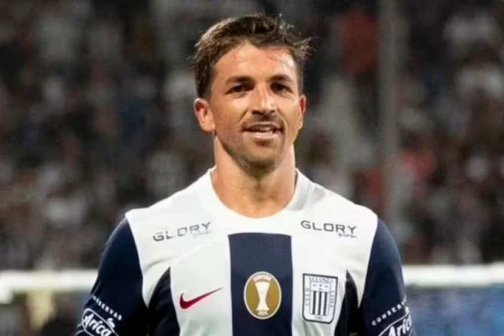 Gabriel Costa defendiendo la camiseta de Alianza Lima durante la temporada 2023.