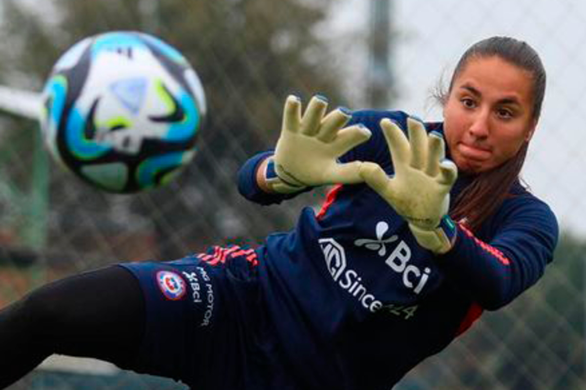Antonia Canales concentrada en atajar un balón en pleno entrenamiento con la Selección Chilena.
