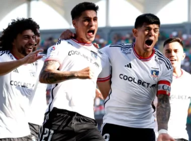 Jugadores de Colo-Colo con la camiseta blanca festejando un gol