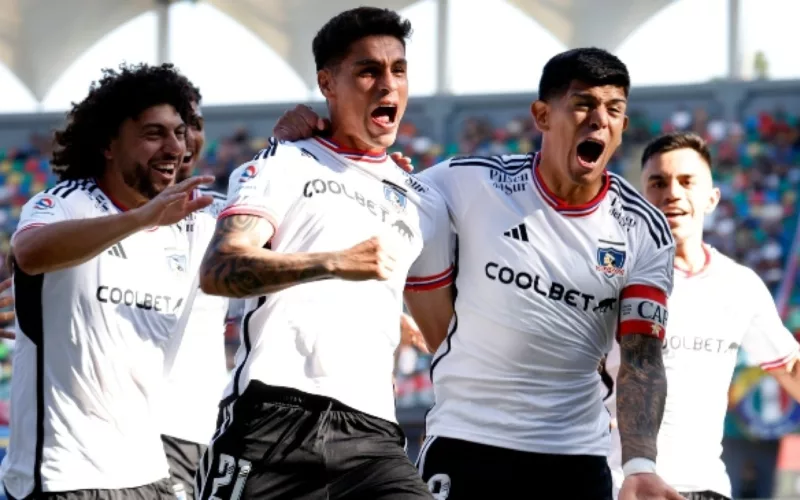 Jugadores de Colo-Colo con la camiseta blanca festejando un gol