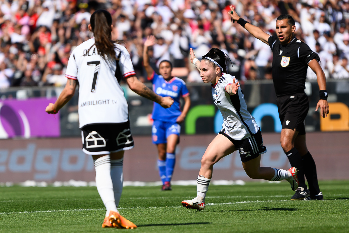 Javiera Grez celebrando su gol contra Universidad de Chile por la semifinal del Campeonato Femenino, en el Estadio Monumental.