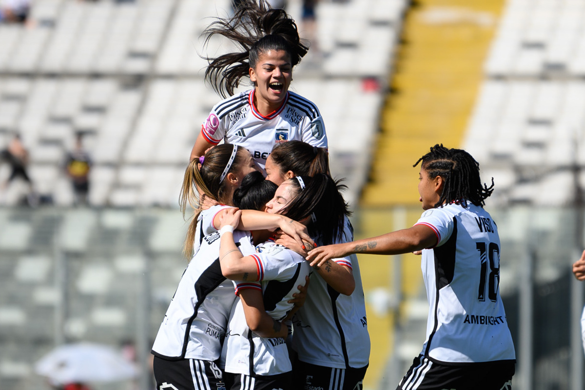 Jugadoras de Colo-Colo Femenino celebrando un gol frente a Universidad de Chile.