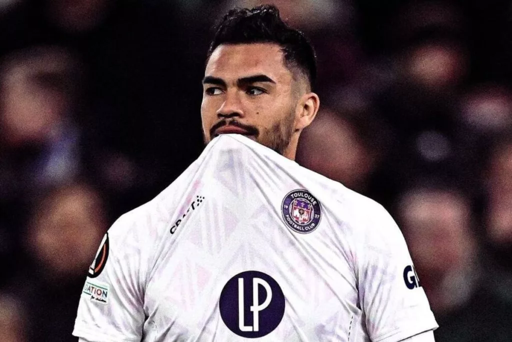 Gabriel Suazo mordiendo su camiseta del Toulouse.