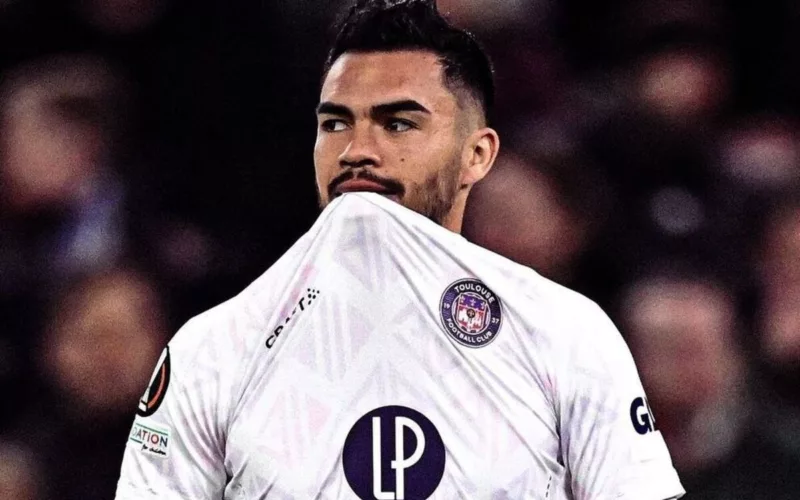 Gabriel Suazo mordiendo su camiseta del Toulouse.