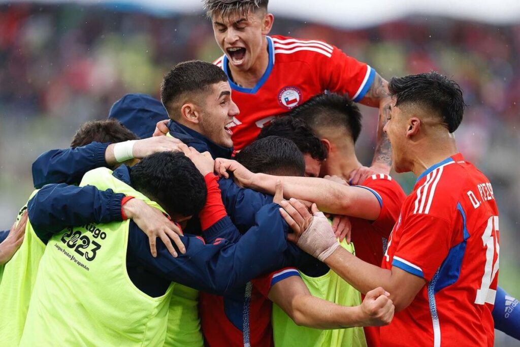 Jugadores de la Selección Chilena Sub 23 celebrando un gol.