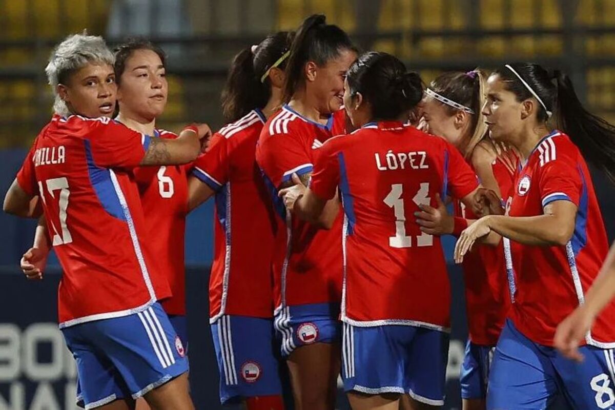 Jugadoras de la Selección Chilena femenina celebrando un gol.
