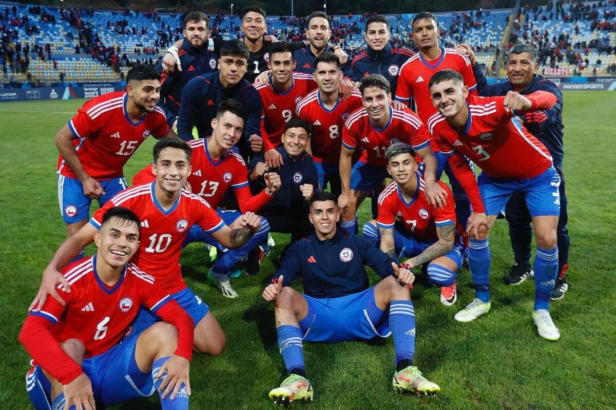 Jugadores de la Selección Chilena Sub 23 posando para una foto.