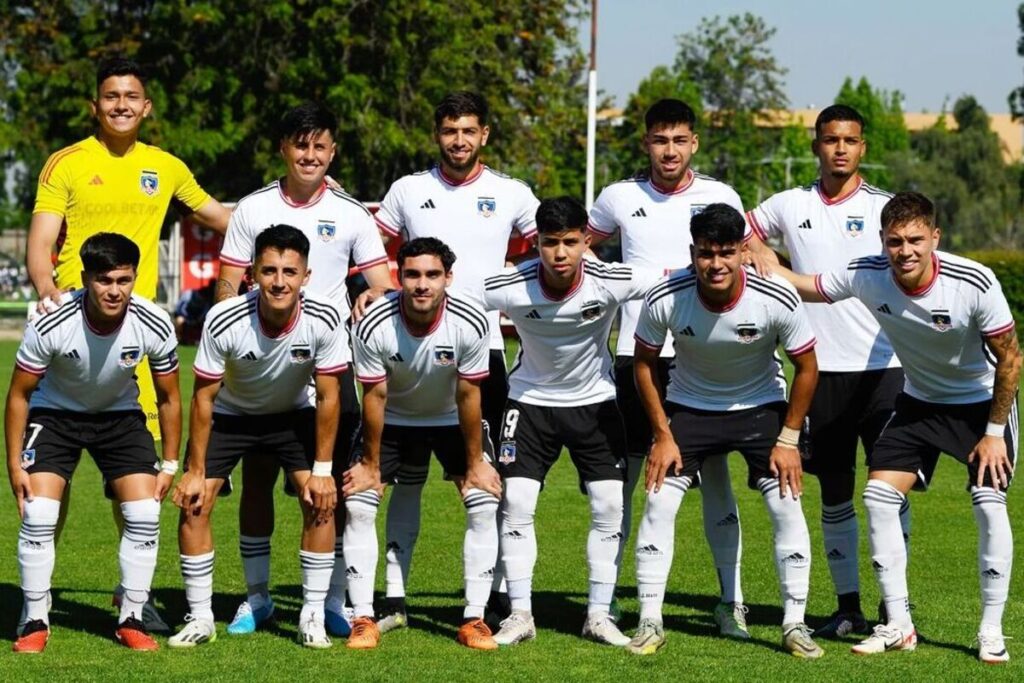 Oncena de Colo-Colo Fútbol Joven posando para la foto oficial.