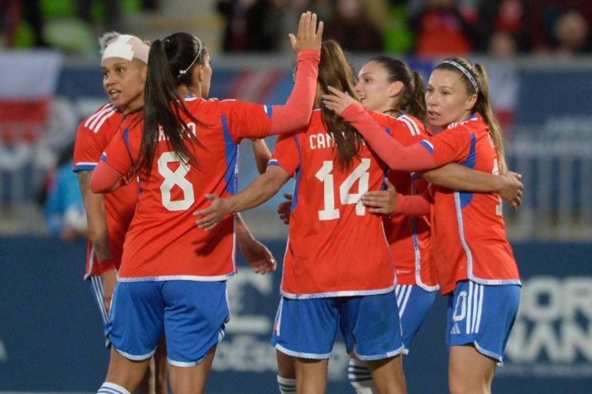 Jugadoras de la Selección Chilena femenina celebrando.