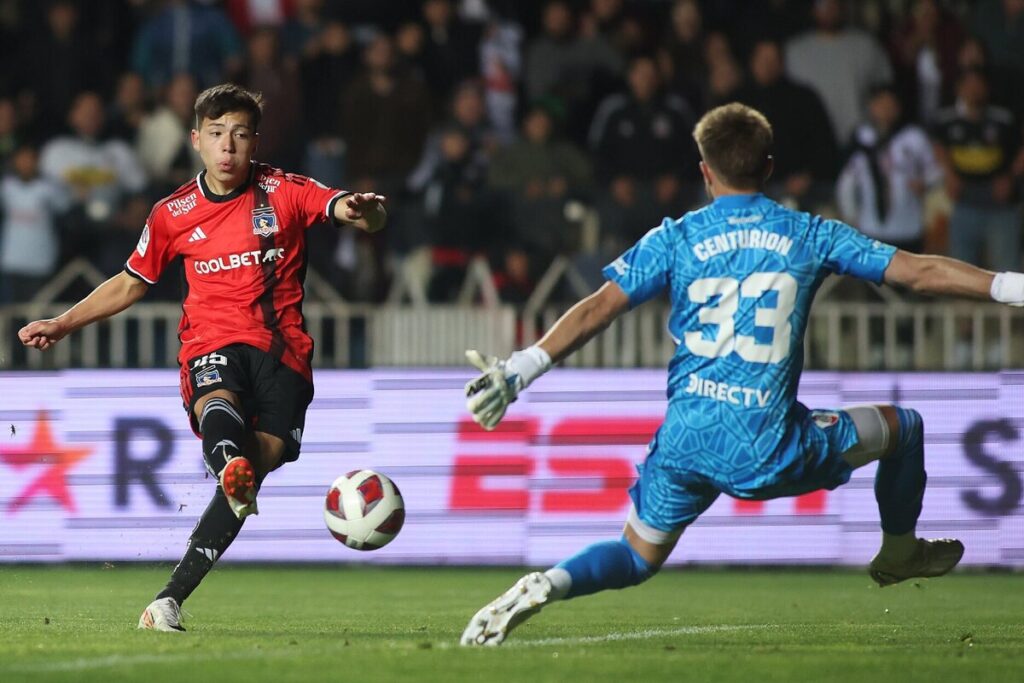 Leandro Hernández definiendo ante el portero de River Plate en el empate 2-2 de Colo-Colo en un nuevo amistoso internacional durante la temporada 2023.