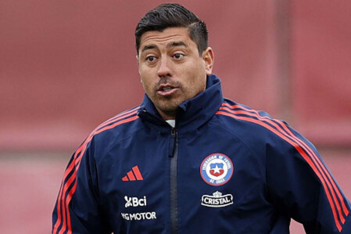 Nicolás Córdova con el buzo de la Selección Chilena dirigiendo un entrenamiento.