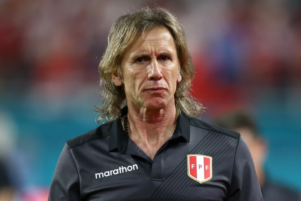 Ricardo Gareca con polera de la Selección Peruana.