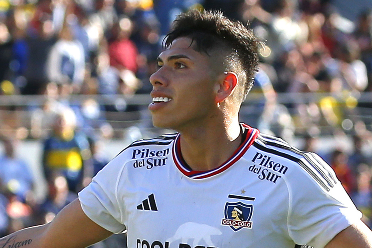 Carlos Palacios sonriendo con la camiseta de Colo-Colo.