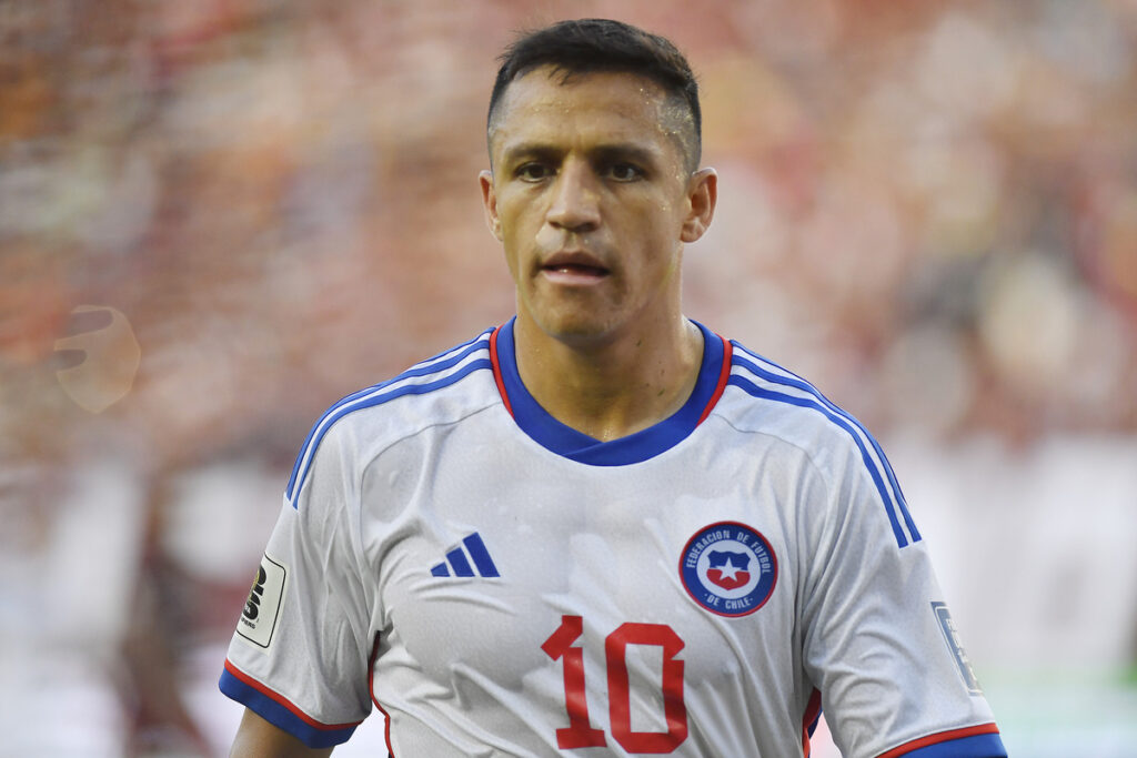 Alexis Sánchez disputando un partido por la Selección Chilena en las Eliminatorias Sudamericanas.