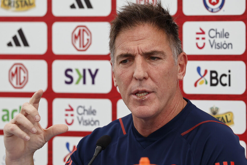 Eduardo Berizzo durante una conferencia de prensa.