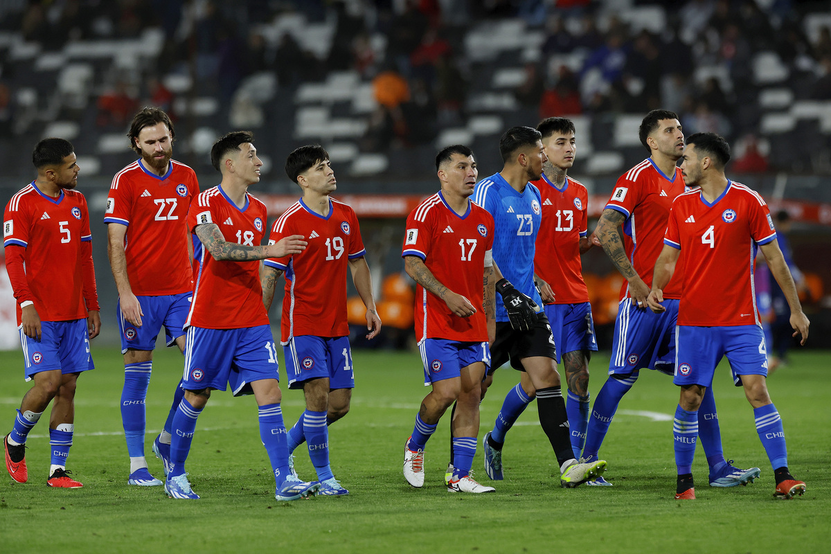 Jugadores de la Selección Chilena saliendo de la cancha.
