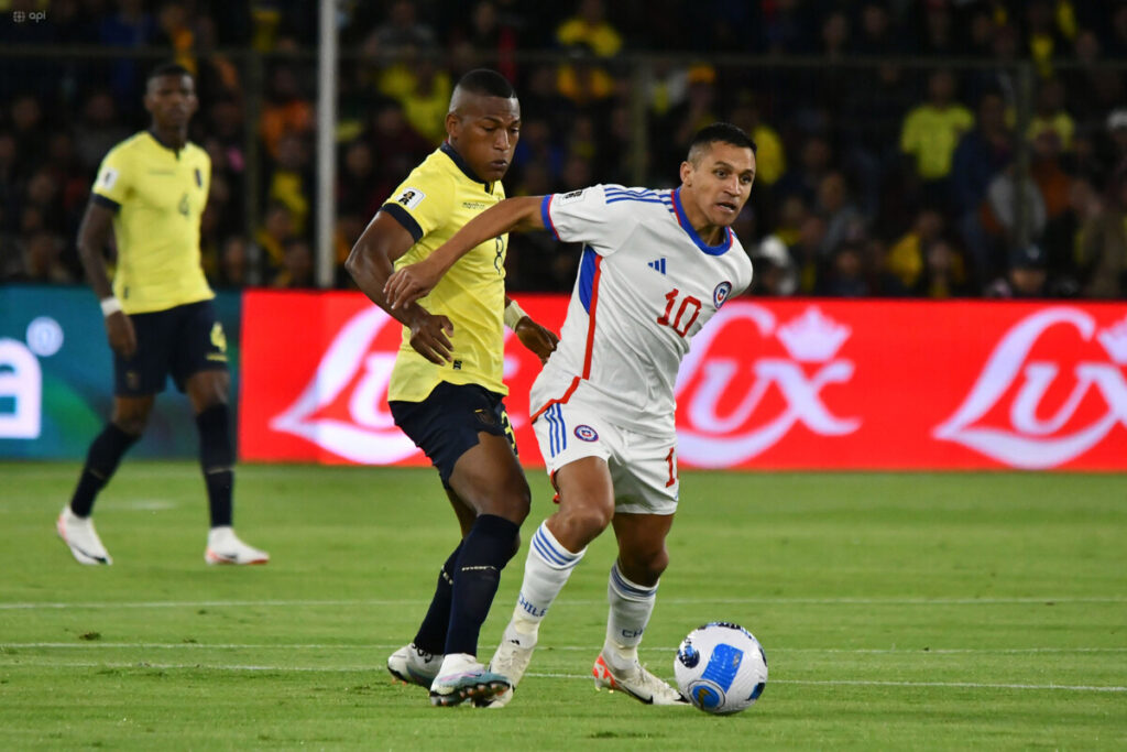 Alexis Sánchez jugando un partido por la Selección Chilena frente a Ecuador.