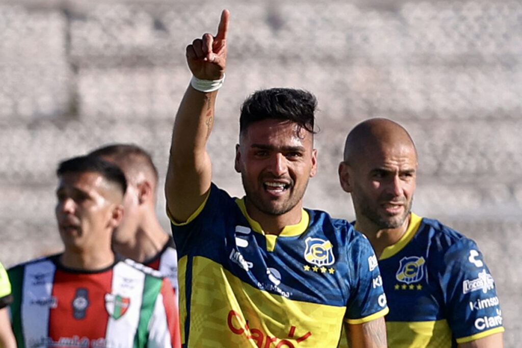 Felipe Campos celebrando un gol por Everton de Viña del Mar.