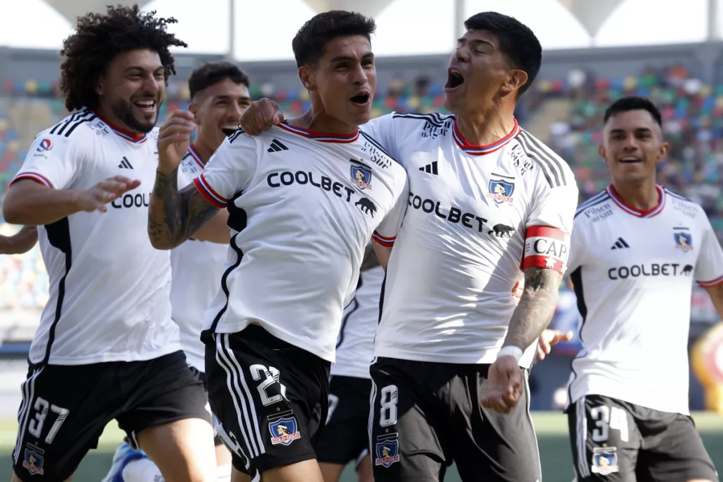 Jugadores de Colo-Colo celebrando un gol frente a Audax Italiano.