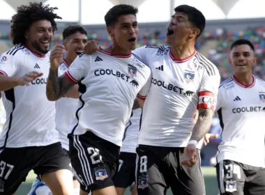 Jugadores de Colo-Colo celebrando un gol frente a Audax Italiano.