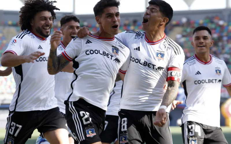 Jugadores de Colo-Colo celebrando un gol frente a Audax Italiano.