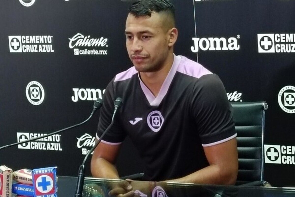 Iván Morales durante una conferencia de prensa en el Cruz Azul.