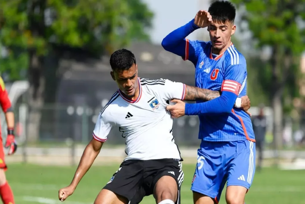 Daniel Gutiérrez disputando la pelota con un rival de Universidad de Chile