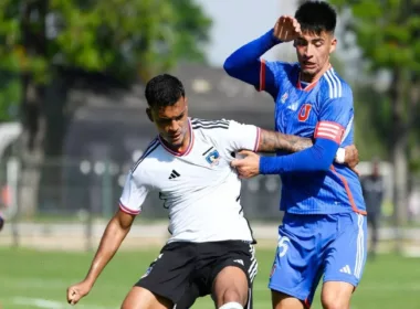 Daniel Gutiérrez disputando la pelota con un rival de Universidad de Chile