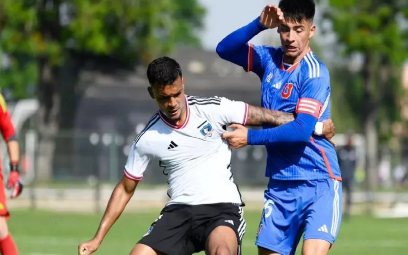 Daniel Gutiérrez disputando la pelota con un rival de Universidad de Chile