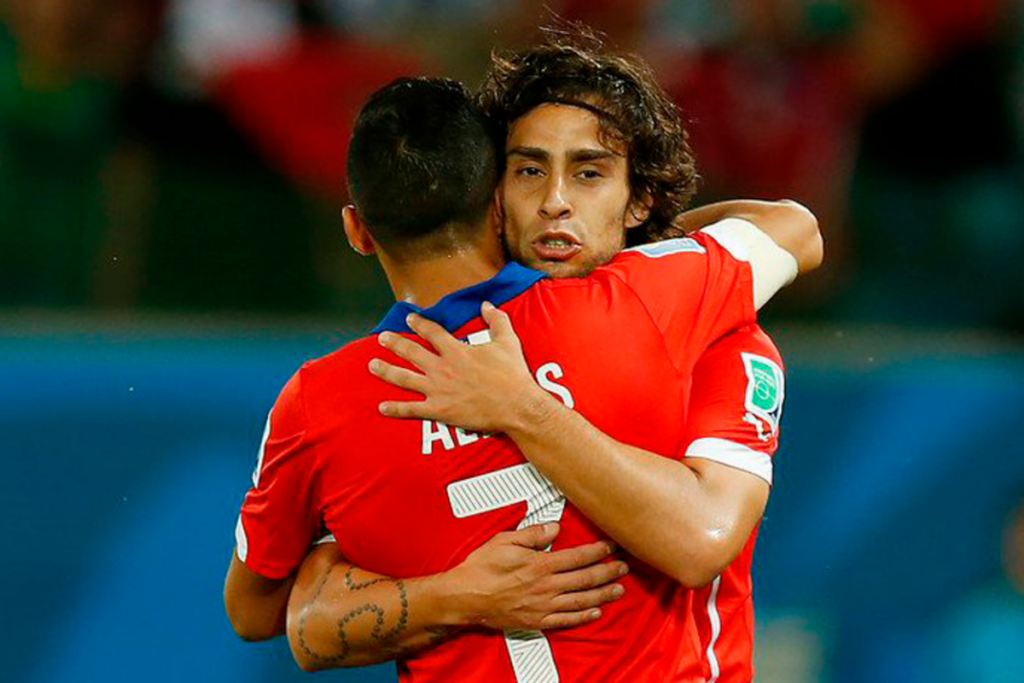 Jorge Valdivia y Alexis Sánchez se dar un fuerte abrazo en pleno partido con la Selección Chilena.