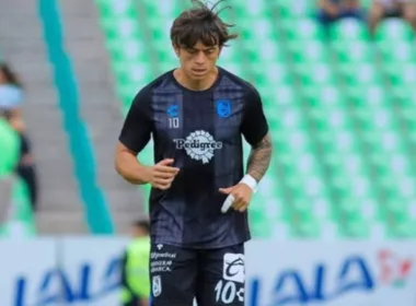 Joaquín Montecinos con la mirada hacia abajo y la camiseta de su club