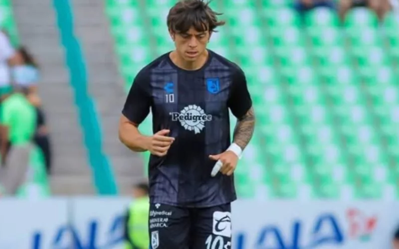 Joaquín Montecinos con la mirada hacia abajo y la camiseta de su club