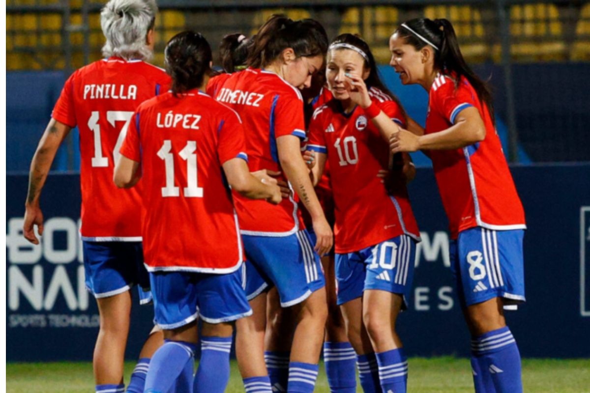 Jugadoras de La Roja conversando en la cancha durante la temporada 2023.