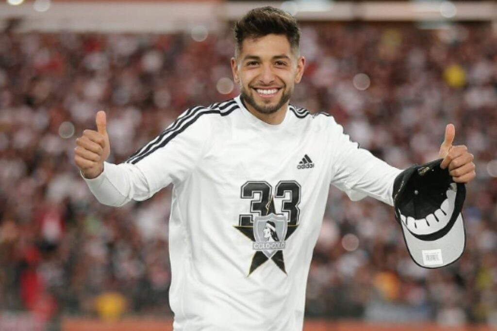 Jeyson Rojas sonriendo y los pulgares levantados