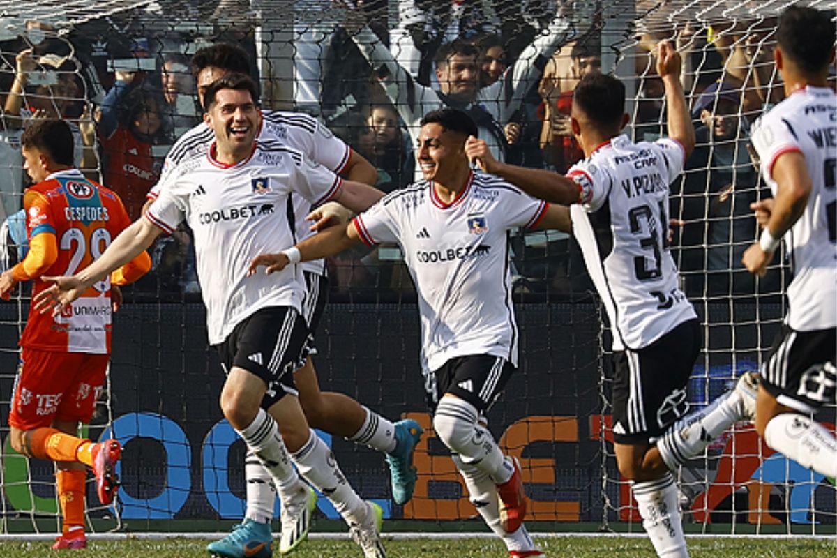 Futbolistas de Colo-Colo festeando un gol