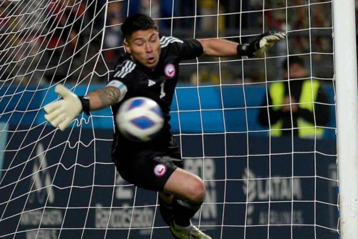 Brayan Cortés estirando su mano para contener una pelota