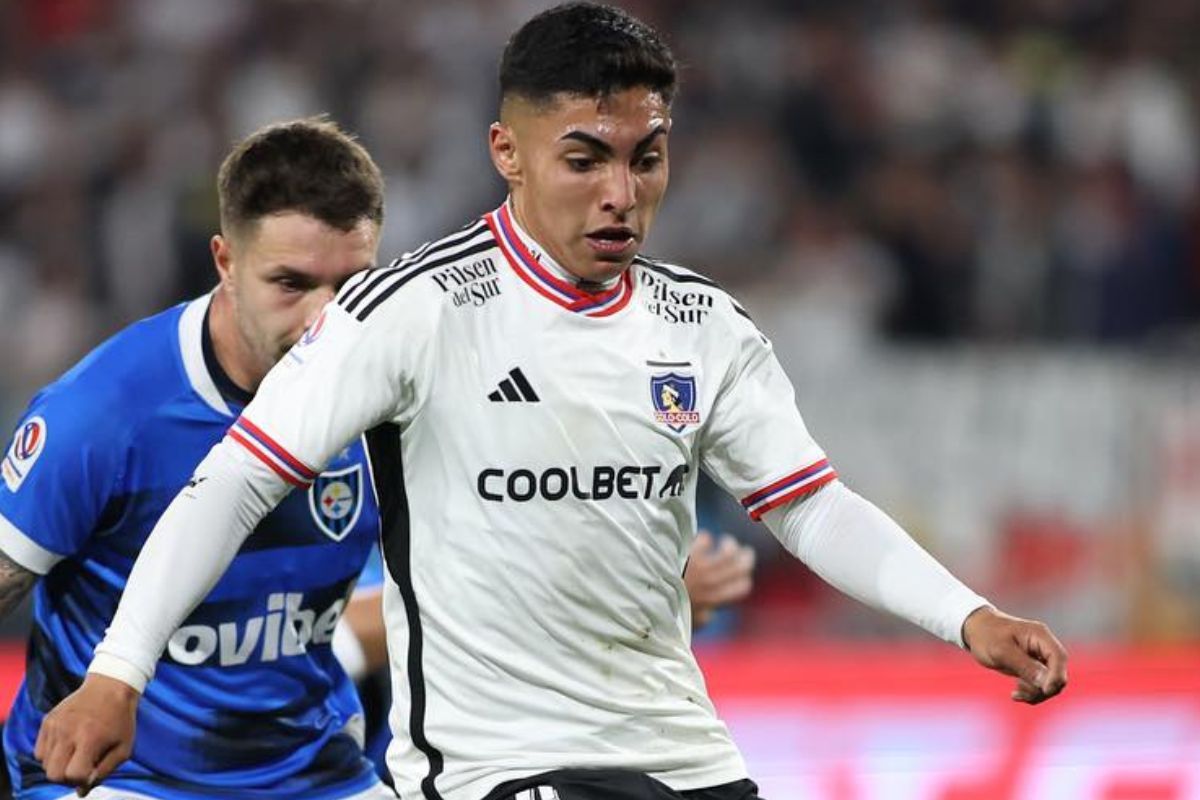 Jordhy Thompson jugando por Colo-Colo con camiseta blanca