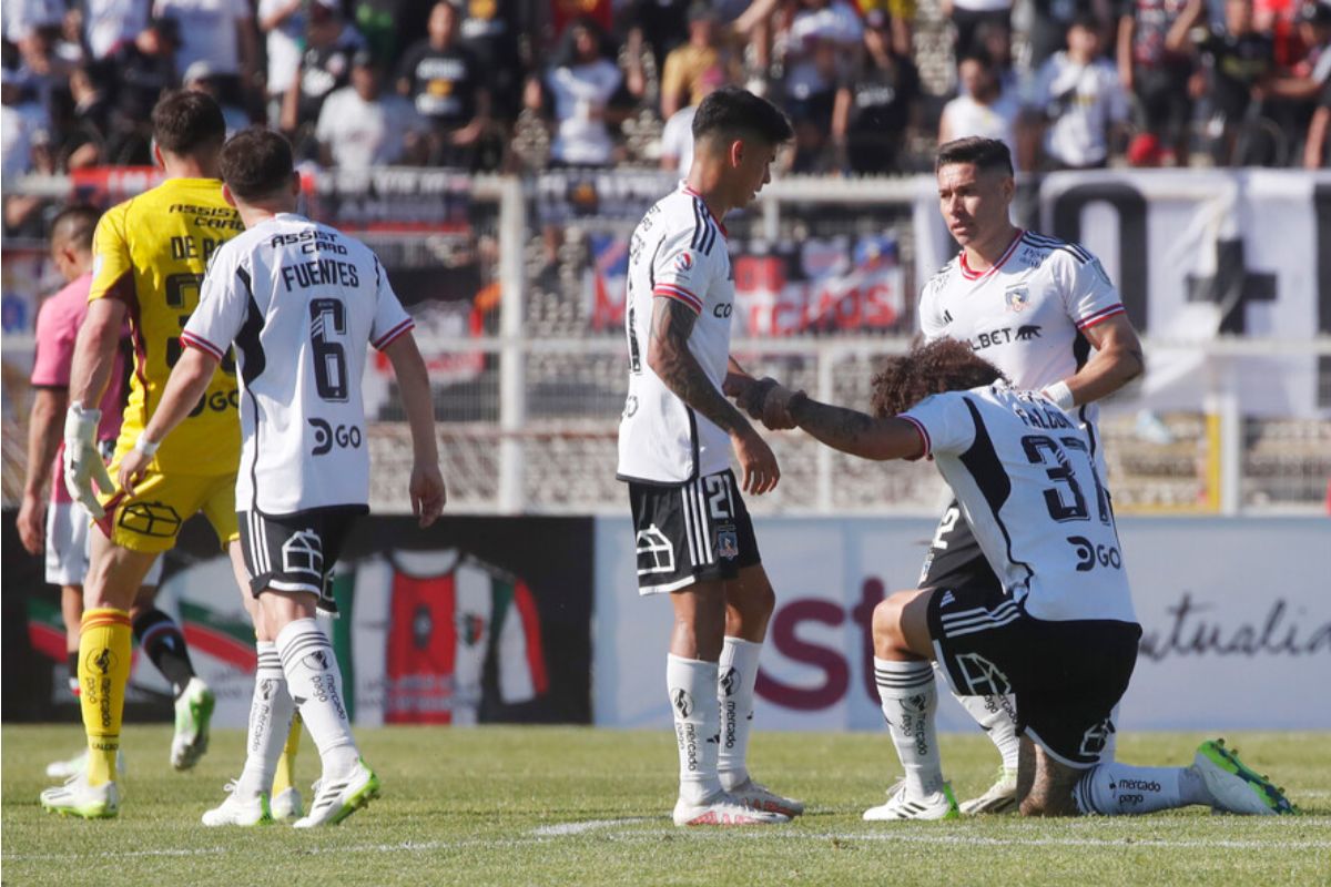 Jugadores de Colo-Colo reunidos tras una derrota