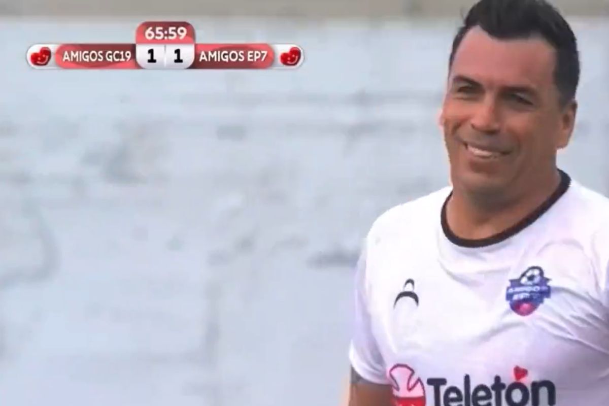 Esteban Paredes sonriendo