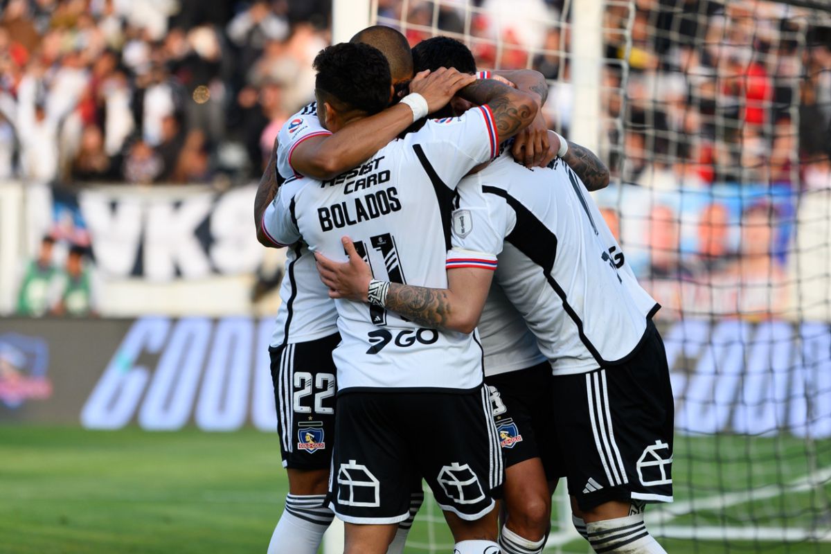 Futbolistas de Colo-Colo abrazados festejando un gol