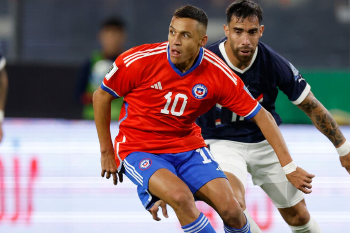 Alexis Sánchez con la camiseta 10 de La Roja