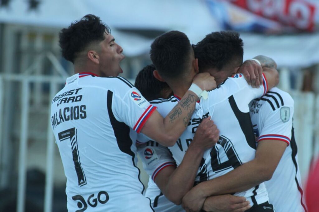Jugadores de Colo-Colo abrazados tras un gol
