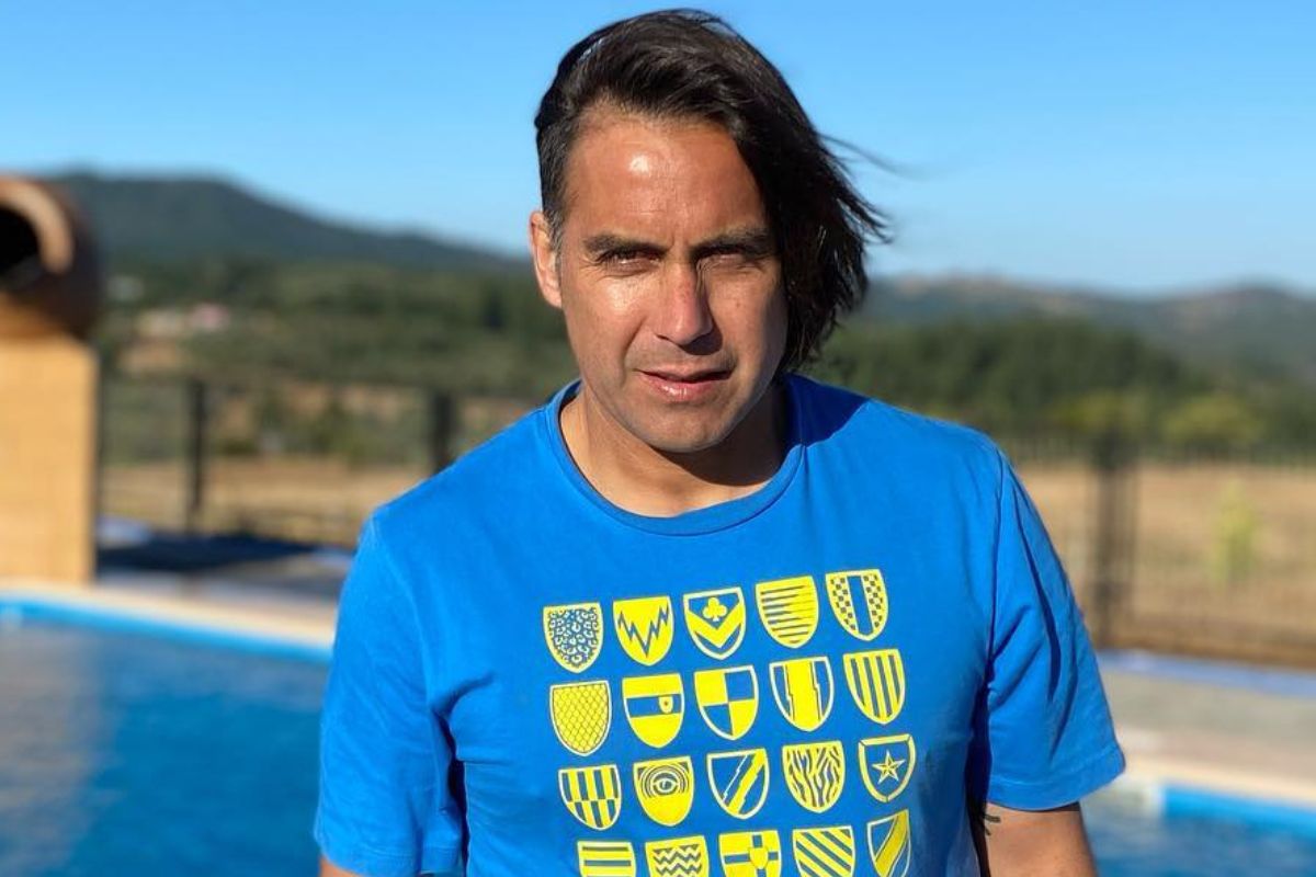 Primera plano de Arturo Sanhueza con camiseta azul